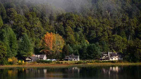 A 30 km de la Angostura, una construcción abandonada por décadas A 30 km de la Angostura, una construcción abandonada por décadas