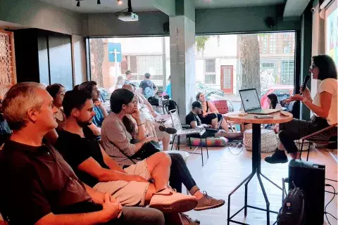 Carla Bonomini se mudo a Berlín con su novio y sus dos gatitos en febrero del 2020 y desde allí da workshops y talleres online para freelancers de todo el mundo. Carla Bonomini se mudo a Berlín con su novio y sus dos gatitos en febrero del 2020 y desde allí da workshops y talleres online para freelancers de todo el mundo.