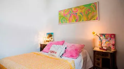 Ropa de cama (La Serine), acolchado amarillo que compró en Uruguay y almohadones de terciopelo teñidos a mano: "Me gusta comprar las telas, diseñarlos y mandarlos a hacer" Ropa de cama (La Serine), acolchado amarillo que compró en Uruguay y almohadones de terciopelo teñidos a mano: "Me gusta comprar las telas, diseñarlos y mandarlos a hacer"