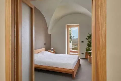 El primer piso consta de una pequeña sala, una habitación principal con cama tamaño king y un baño privado. El primer piso consta de una pequeña sala, una habitación principal con cama tamaño king y un baño privado.