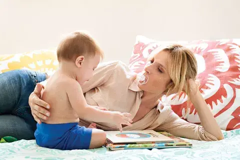 Carla: camisa de seda (Chocolate, $690), jeans elastizados (Rapsodia, $689).
Gaspar: shorts de algodón (Paula Cahen D''Anvers niños, $98).