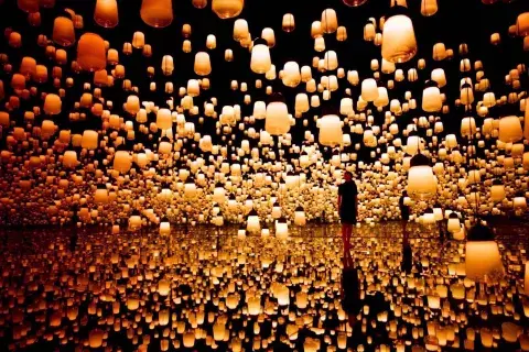 El Digital Museum de Japón transformó a la tecnología en una obra de arte con visiones de flores, plantas, peces, montañas y otros elementos de la naturaleza producidas enteramente por computadoras y proyectores. El Digital Museum de Japón transformó a la tecnología en una obra de arte con visiones de flores, plantas, peces, montañas y otros elementos de la naturaleza producidas enteramente por computadoras y proyectores.