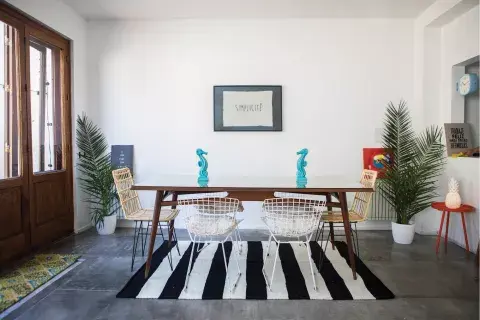 En el comedor, alfombra B/N (Elementos Argentinos). Letter board, cuadro, lámpara de piña y reloj celeste (Gato Store) En el comedor, alfombra B/N (Elementos Argentinos). Letter board, cuadro, lámpara de piña y reloj celeste (Gato Store)