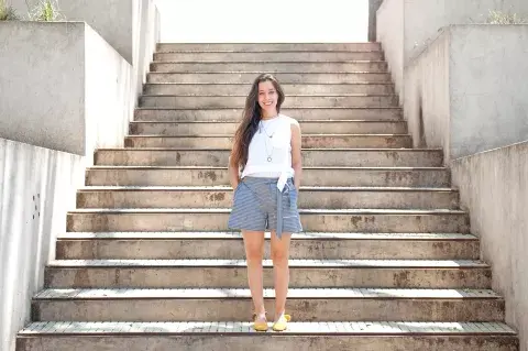 Look Sofi: Blazer de Clov shop / Remera de Mal que te pese / Pollera de Lituania  / Zapatos de Clona en mercado libre moda / Sobre de Andan Libres 
Look Mile: Camisa  y short  de Chad Ba / Zapatos de Le loup  / Cartera de Andan Libres