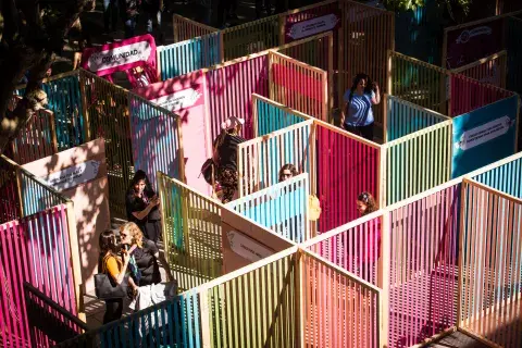 El laberinto fue una de las atracciones más populares de la tarde. El laberinto fue una de las atracciones más populares de la tarde.