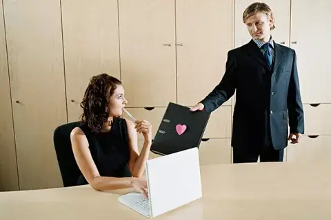 Las relaciones amorosas se pueden dar en cualquier ámbito Las relaciones amorosas se pueden dar en cualquier ámbito