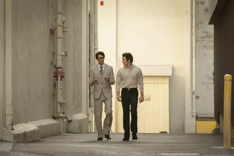 Miles Teller como Al Ruddy y Matthew Goode como Robert Evans en The Offer Miles Teller como Al Ruddy y Matthew Goode como Robert Evans en The Offer