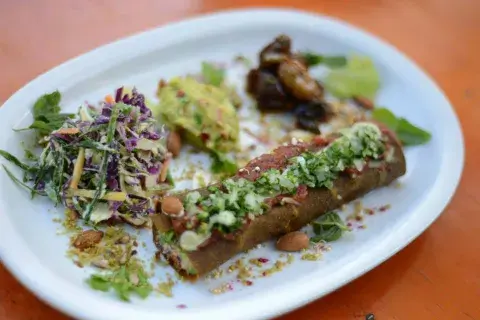 Un restaurante de fachada verde y propuesta naturista que sorprende con una carta repleta de opciones tentadoras Un restaurante de fachada verde y propuesta naturista que sorprende con una carta repleta de opciones tentadoras
