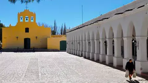 Bien colonial: la iglesia de Cachi, parte del recorrido por los Valles Calchaquíes en Salta Bien colonial: la iglesia de Cachi, parte del recorrido por los Valles Calchaquíes en Salta