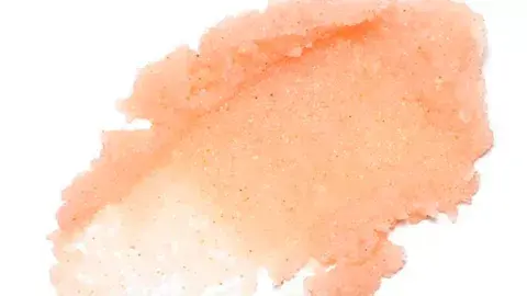 La exfoliación arrastra de manera mecánica las células muertas de la piel La exfoliación arrastra de manera mecánica las células muertas de la piel