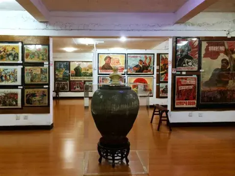 El interior del museo ubicado en el subsuelo de un edificio El interior del museo ubicado en el subsuelo de un edificio