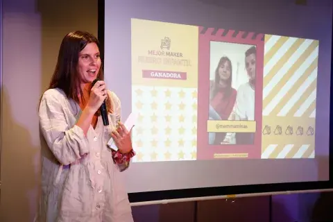 Vicky Gils recibe el premio a Mejor Maker en el Rubro Infantil. Vicky Gils recibe el premio a Mejor Maker en el Rubro Infantil.