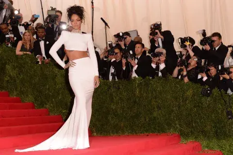 Total white y crop top, los elegidos por Rihanna para la alfombra roja. Total white y crop top, los elegidos por Rihanna para la alfombra roja.