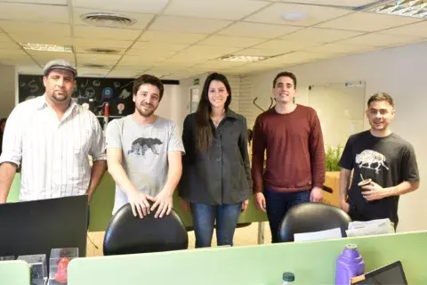 Antes de la cuarentena, Henry, Ale y Agus, los 3 socios con dos integrantes del equipo en las oficinas de Evaluados en Córdoba.