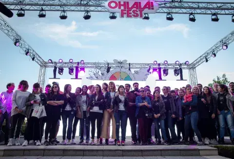 Los equipos de la revista OHLALÁ! y la agencia Mutis, organizadores del evento, saludaron al final de la jornada. Los equipos de la revista OHLALÁ! y la agencia Mutis, organizadores del evento, saludaron al final de la jornada.