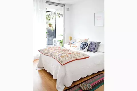 Sobre la cama, almohadones estampados, ciento por ciento algodón (La Dominga, $180) Sobre la cama, almohadones estampados, ciento por ciento algodón (La Dominga, $180)