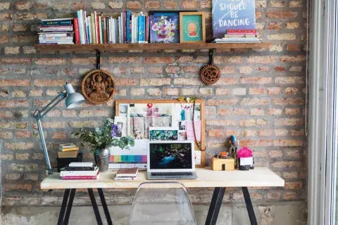 Un espacio de trabajo colorido que contiene todos los intereses de la pareja Un espacio de trabajo colorido que contiene todos los intereses de la pareja