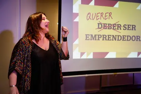 Beta Suárez le puso humor y reflexión a la noche con su stand up acerca de la vocación de emprender. Beta Suárez le puso humor y reflexión a la noche con su stand up acerca de la vocación de emprender.