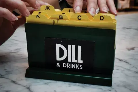 En este bar guardan una ficha con tus tragos preferidos