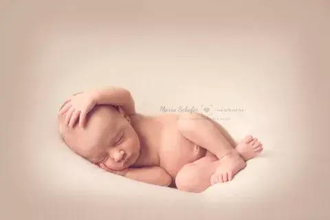 Entre los primeros 10 y 15 días, los bebés duermen más profundo, conservan su posición fetal y permiten ser movidos sin despertarse