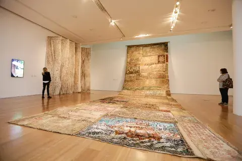 "El gran manto", de Ricardo Migliorisi, exhibido en la muestra Aó. Episodios textiles de las artes visuales en el Paraguay, Malba "El gran manto", de Ricardo Migliorisi, exhibido en la muestra Aó. Episodios textiles de las artes visuales en el Paraguay, Malba