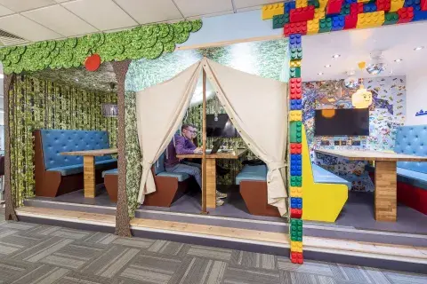 Desklodge es un coworking con espacios para niños en Bristol, Inglaterra. Desklodge es un coworking con espacios para niños en Bristol, Inglaterra.