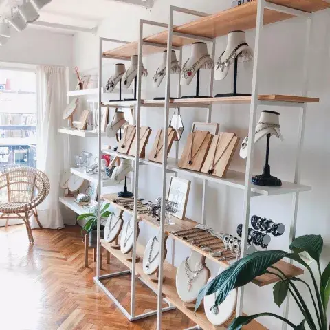 Vicky y Lu son amigas y creadoras de una de las marcas de accesorios más amadas de las redes. Vicky y Lu son amigas y creadoras de una de las marcas de accesorios más amadas de las redes.