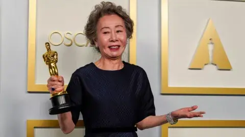 Yuh-Jung Youn es la primera surcoreana en ganar un Oscar en una categoría de interpretación (2021) Yuh-Jung Youn es la primera surcoreana en ganar un Oscar en una categoría de interpretación (2021)