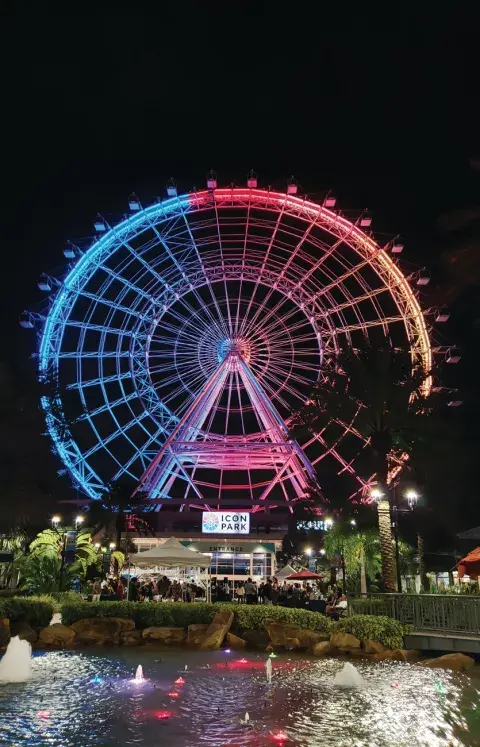 La postal nocturna del centro de orlando tiene una estrella indiscutible: The Wheel.