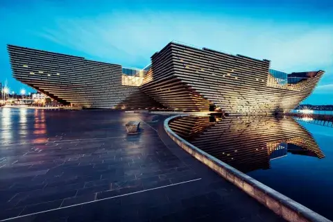 Dundee tiene museos y fiestas en sus calles.