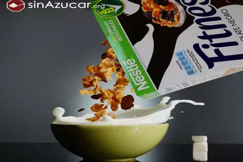 50g de cereales Fitness de chocolate negro contienen 10,5g de azúcar, equivalente a 2,6 terrones. No se ha contabilizado la leche 50g de cereales Fitness de chocolate negro contienen 10,5g de azúcar, equivalente a 2,6 terrones. No se ha contabilizado la leche