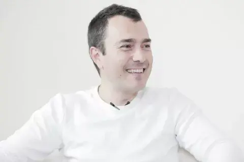 "La felicidad no está en la persona que está al lado. Ya tenemos todo lo que necesitamos para ser felices. Foto: Sergi Torres.
