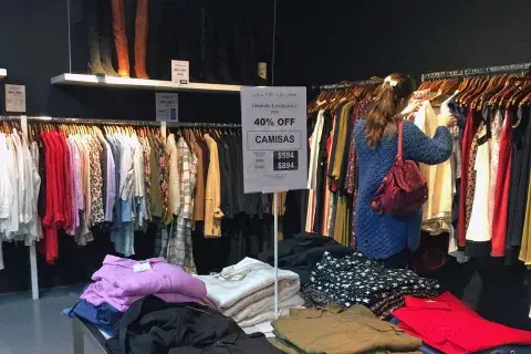 El enorme local de Paula, con descuentos para toda la familia. El enorme local de Paula, con descuentos para toda la familia.