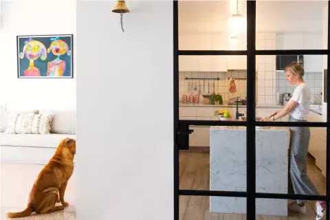 “Para las carpinterías elegí paños grandes, porque suman permeabilidad y entrada de luz. Además, como la vista de este depto es todo, quería seguir mirando el horizonte desde la cocina” “Para las carpinterías elegí paños grandes, porque suman permeabilidad y entrada de luz. Además, como la vista de este depto es todo, quería seguir mirando el horizonte desde la cocina”