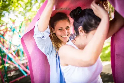 Una de las postas del Sensatlón, en el que grupos de amigas competían entre sí. Una de las postas del Sensatlón, en el que grupos de amigas competían entre sí.