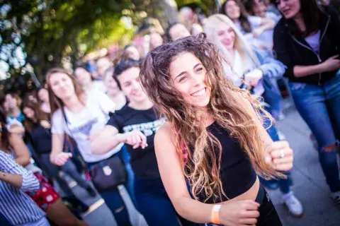 Una de las postales más representativas del día: mujeres bailando llenas de energía. Una de las postales más representativas del día: mujeres bailando llenas de energía.