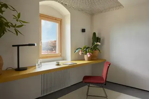 El espacio está pensado con lugares para realizar trabajo a distancia. El espacio está pensado con lugares para realizar trabajo a distancia.