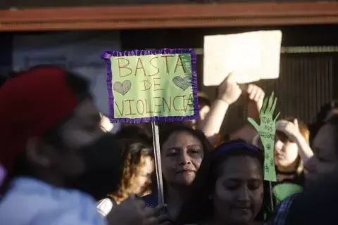 Al atardecer continúa la marcha por el Día de la Mujer en la Plaza del Congreso Al atardecer continúa la marcha por el Día de la Mujer en la Plaza del Congreso