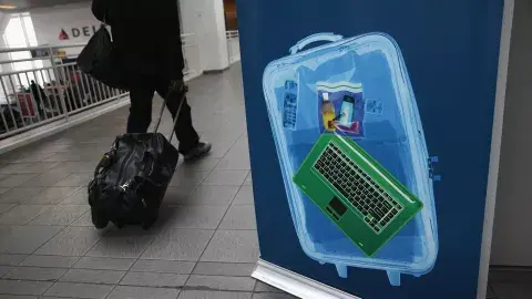 Como otros 279 aeropuertos, Ezeiza deberá incorporar más equipamiento para revisar el equipaje de los vuelos a Estados Unidos Como otros 279 aeropuertos, Ezeiza deberá incorporar más equipamiento para revisar el equipaje de los vuelos a Estados Unidos