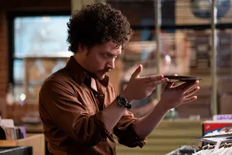 David H. Holmes es Simon, quien se convierte en uno de los mejores amigos de la protagonista David H. Holmes es Simon, quien se convierte en uno de los mejores amigos de la protagonista