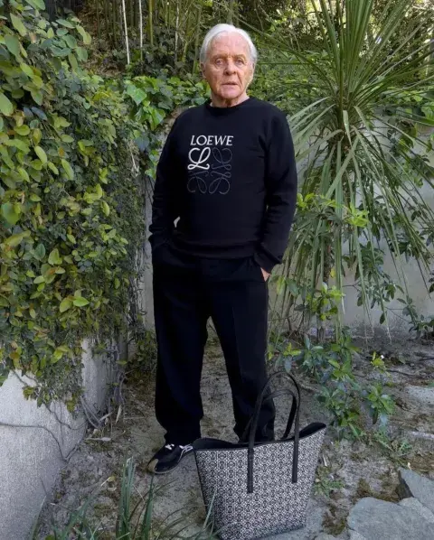 Anthony Hopkins le pone el cuerpo a una campaña en la que la marca española apunta a mostrar que la vejez ya no es una etapa de la vida que la moda ignore Anthony Hopkins le pone el cuerpo a una campaña en la que la marca española apunta a mostrar que la vejez ya no es una etapa de la vida que la moda ignore