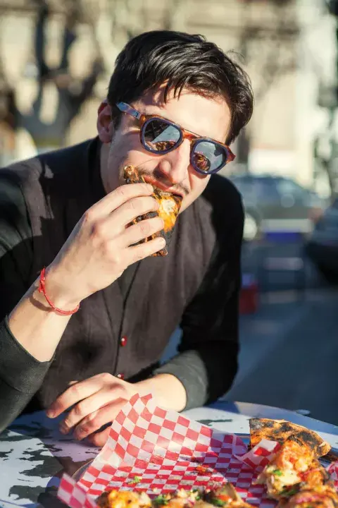 Podés sentarte en la vereda y disfrutar de una soda o una cerveza bien fría mientras degustás con tus amigos las pizzas al aire libre. Podés sentarte en la vereda y disfrutar de una soda o una cerveza bien fría mientras degustás con tus amigos las pizzas al aire libre.