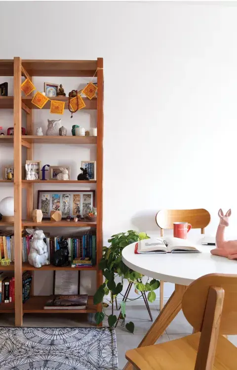 Una biblioteca que es aparador y funciona como muestrario de su vida. Toques de verde natural (La Jardinera Fiel). Una biblioteca que es aparador y funciona como muestrario de su vida. Toques de verde natural (La Jardinera Fiel).
