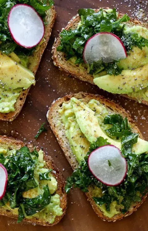 Tostada con kale Tostada con kale