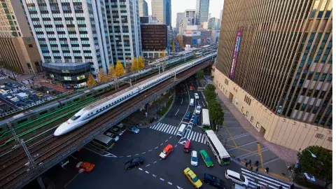 La urbe futurista y rituales como la floración de los cerezos conviven en armonía