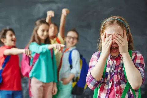 Es importante mantener una comunicación fluida con los chicos, preguntarles con frecuencia cómo se sienten en el colegio y con sus pares