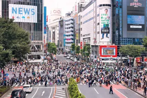Es un flash observar el Shibuya Crossing, uno de los cruces peatonales más multitudinarios del mundo. Es un flash observar el Shibuya Crossing, uno de los cruces peatonales más multitudinarios del mundo.