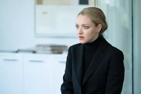 Amanda Seyfried como Elizabeth Holmes. Foto: Beth Dubber/Hulu Amanda Seyfried como Elizabeth Holmes. Foto: Beth Dubber/Hulu