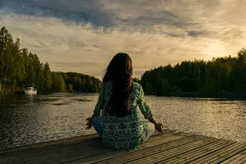 Lo ideal es meditar dos veces al día, a la mañana y a la noche, pero unos minutos, lo que puedas, pueden ser suficientes para aquietar la mente Lo ideal es meditar dos veces al día, a la mañana y a la noche, pero unos minutos, lo que puedas, pueden ser suficientes para aquietar la mente