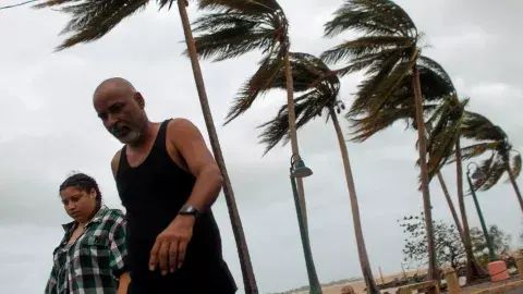 Tras el paso del huracán María, los puertorriqueños siguen en crisis y piden ayuda a los turistas Tras el paso del huracán María, los puertorriqueños siguen en crisis y piden ayuda a los turistas